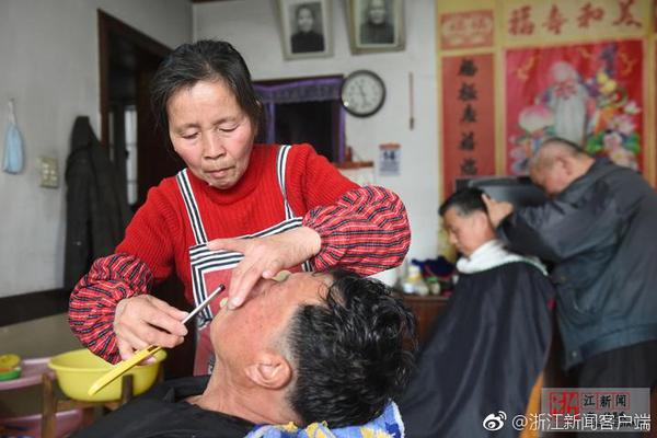 男子打賞女主播630萬(wàn) 自己啃饅頭充饑 只為聽(tīng)一聲哥哥