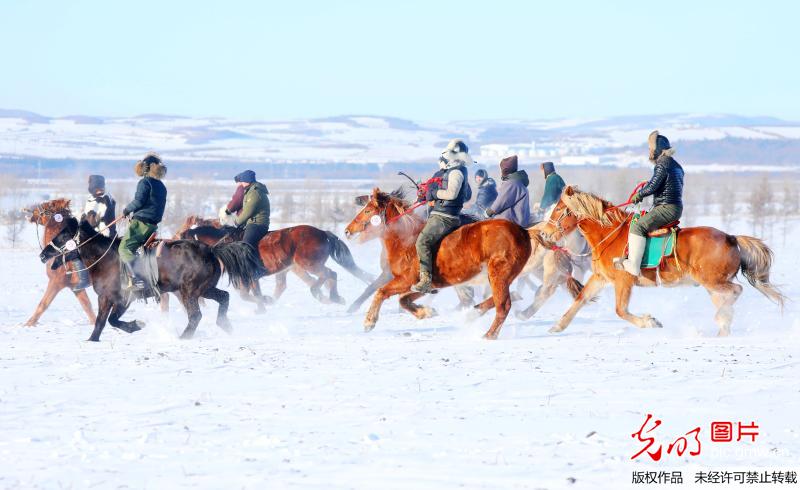 【視頻】C羅赤膊上陣，挑戰(zhàn)在冰天雪地里入水一分鐘