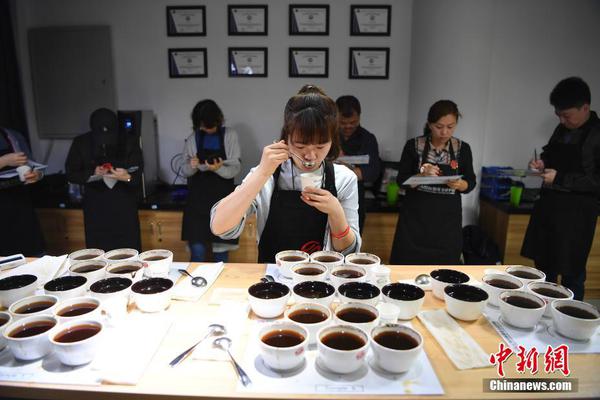 幸無大礙！愛德華茲連中三分后腳踝不適下場 回來后再中三分